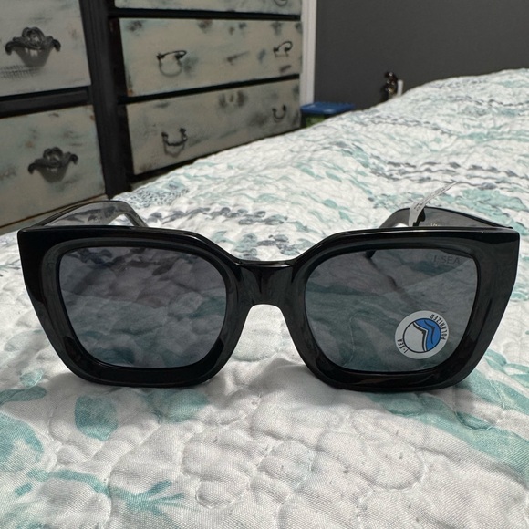 I-SEA X FREE PEOPLE POLARIZED SUNGLASSES - Picture 1 of 8